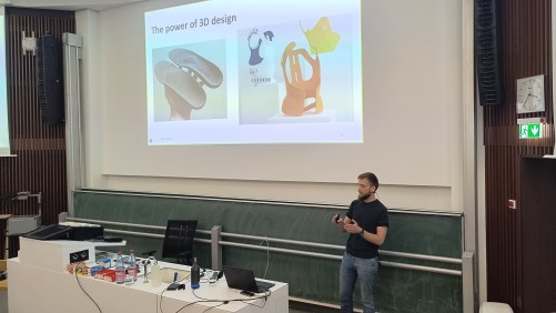 Carol Derla bei seiner Abschlusspräsentation zu dem Thema „Advancements in 3D Printing Ferro-Electret Sensors“. 