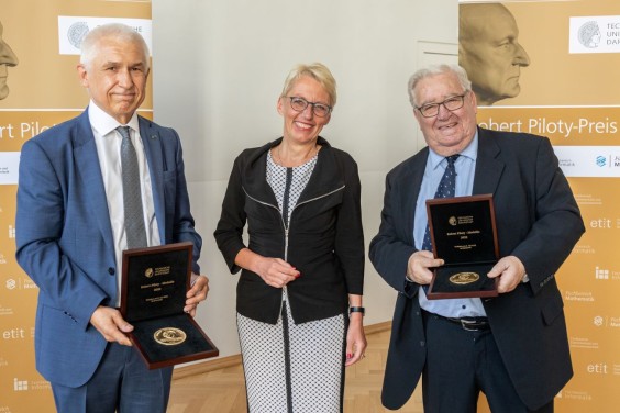 Professor Jürgen Becker (li.) und Professor José Luis Encarnação (re.) mit TU-Präsidentin Tanja Brühl
Bild: Rüdiger Dunker 