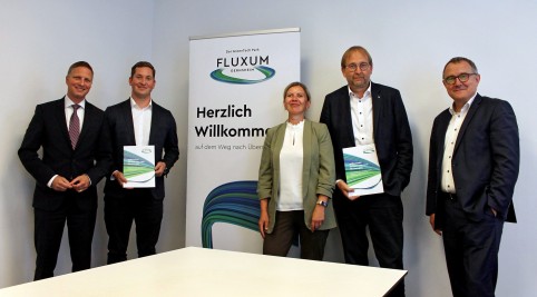 Nach der Unterzeichnung: Stefan Fandel (Merck), Dr. Maximilian Meister (TU Darmstadt), Anja Rützel (WIBank), Prof. Dr. Enrico Schleiff (Goethe-Universität), Dr. Rainer Waldschmidt (HTAI).