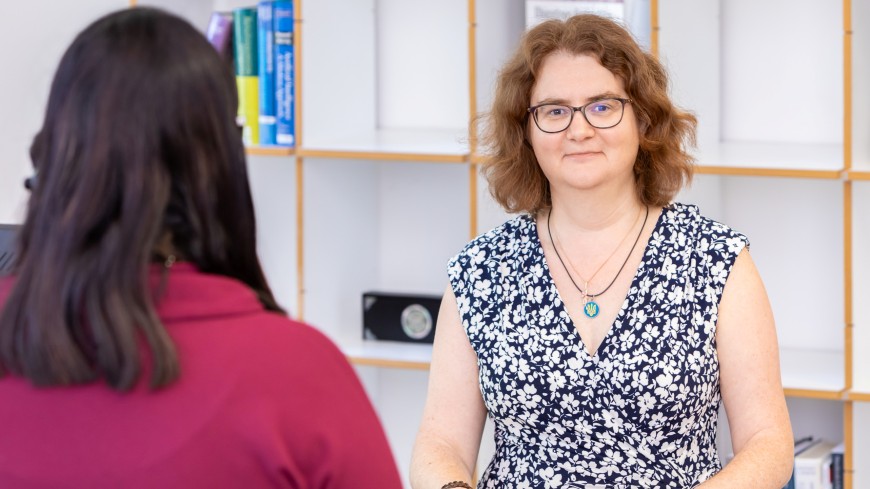 Professorin Iryna Gurevych schaut zur Kamera.