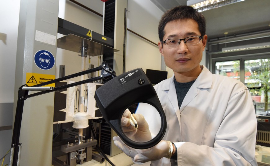 Dr. Xufei Fang in seinem Labor am Institut für Materialwissenschaft.
