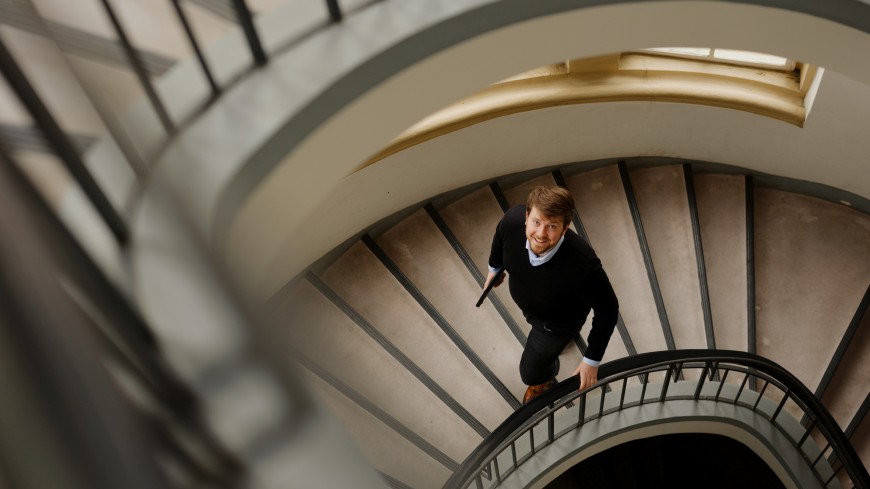 Foto von Martin Adam von oben in einem Treppenhaus