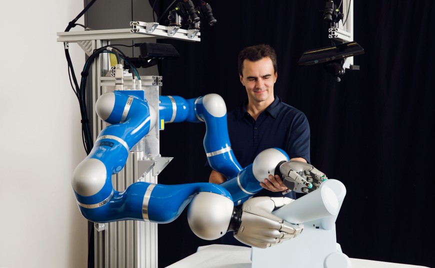 Professor Jan Peters mit humanoidem Roboter im Labor des Fachgebiets Intelligente Autonome Systeme.