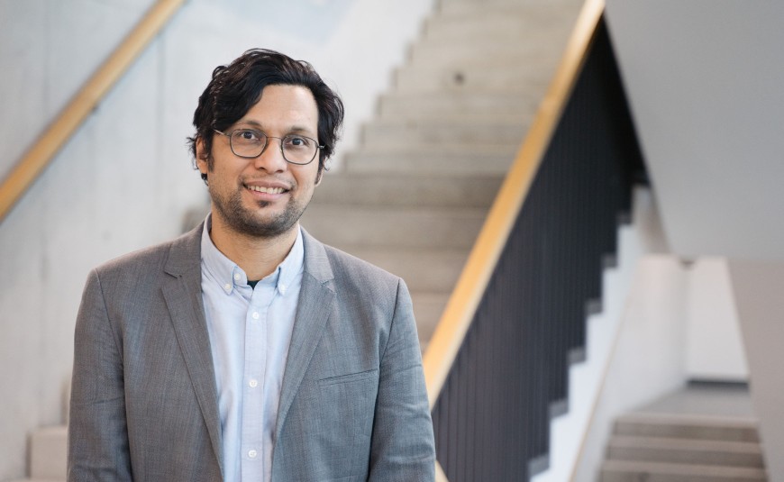 Porträtbild Prof. Dr. rer. nat. Leopoldo Molina-Luna , Leiter des Fachgebiets Elektronenmikroskopie am Fachbereich Materialwissenschaften und Geowissenschaften.