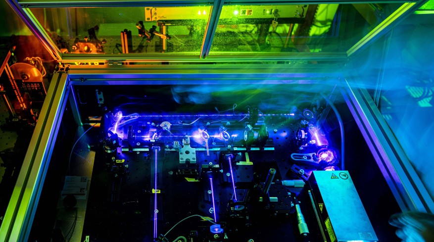 Experimenteller Aufbau eines nichtlinearen Interferometers für "spukhafte" Quantenbildgebung mit nichtdetektiertem Licht.