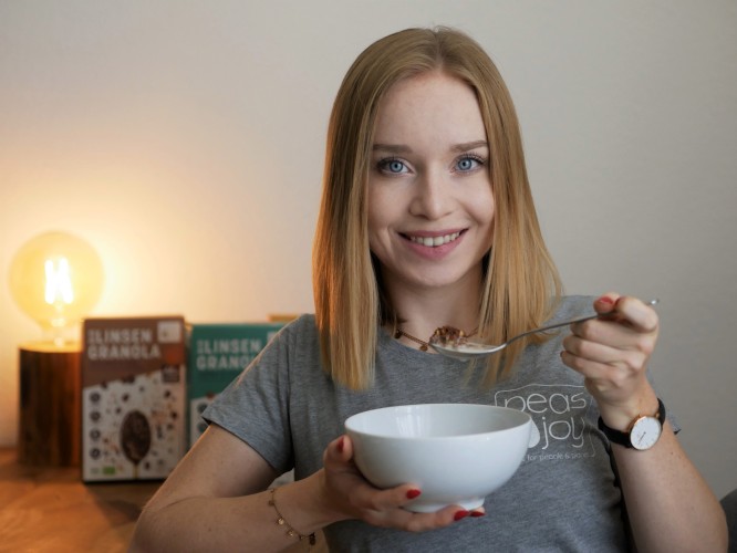 Poträtbild von Unternehmerin Michelle Granola mit ihrem Müsli-Produkt