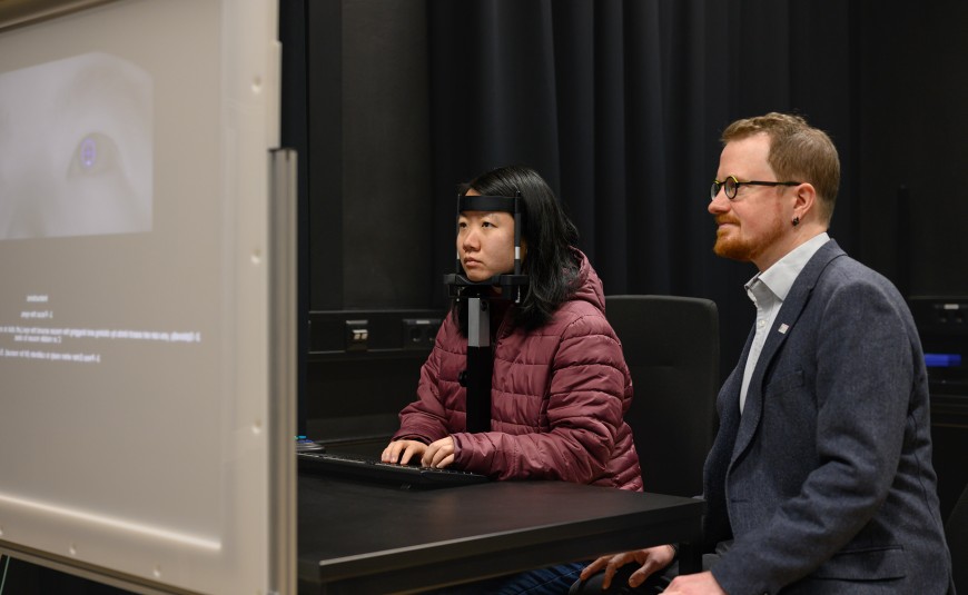 Professor Thomas Wallis und Dr. Yunyan Duan kalibrieren ein System aus Eye-Tracking-Kamera und Projektor.