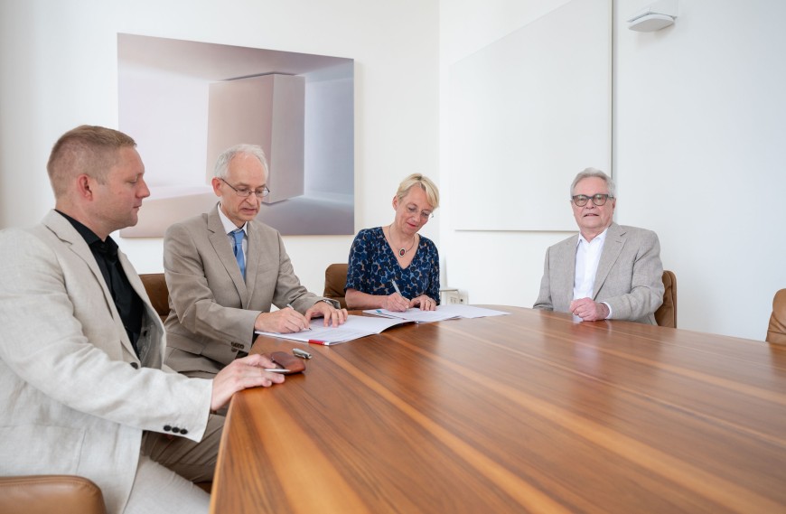 TU-Präsidentin Professorin Tanja Brühl und die Stiftungsvorstande Karl Urlich Saß und Dr. Wolfgang Müller (v.l.n.r.) unterzeichnen die Kooperationsvereinbarung, rechts im Bild: Stifter Professor Thomas Weiland.