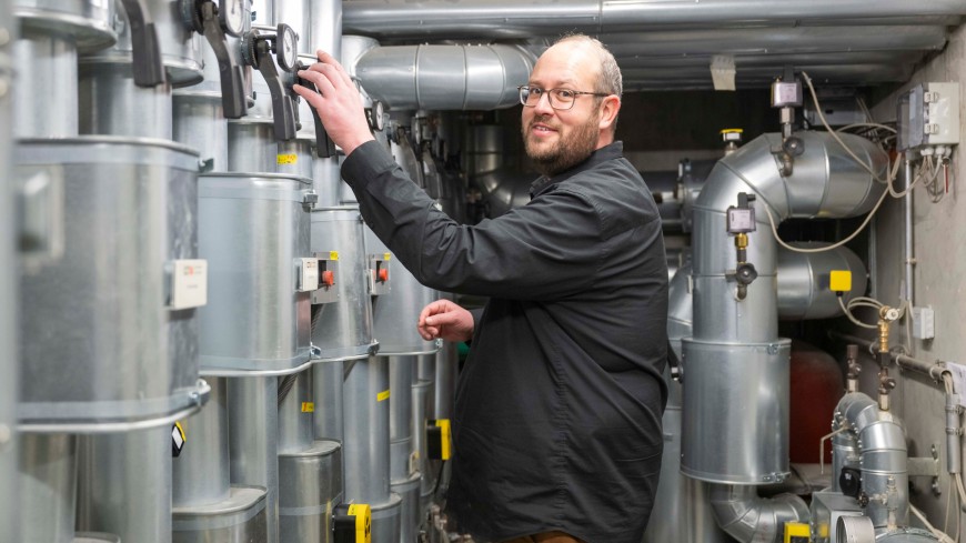 Eric Maercker arbeitet in einem Energieschaltraum