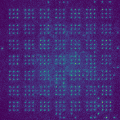 Quantenprozessor-Architektur mit 441 Einzel-Atom-Qubits, die in einer defektfreien Zielstruktur aus 49 Clustern mit je 9 Qubits angeordnet sind. 