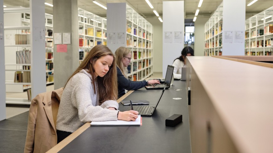 Studentinnen lernen in der Bibliothek