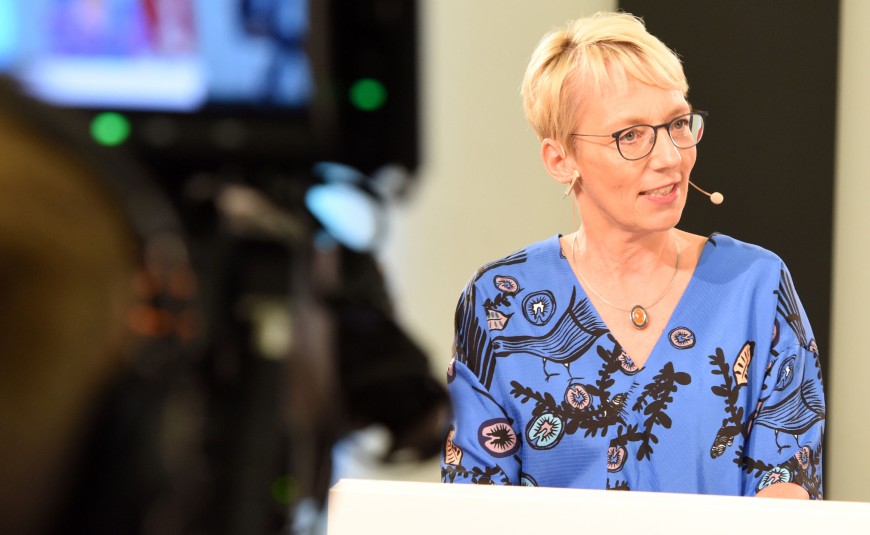 Professorin Dr. Tanja Brühl, Präsidentin der TU Darmstadt, spricht auf einer Pressekonferenz