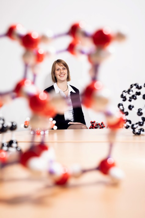 Professorin Vera Krewald lächelt in die Kamera.