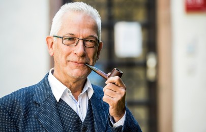 Porträtbild von Prof. Hubig mit Pfeife