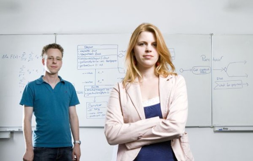 Zwei Wirtschaftsinformatik-Studierende vor Whiteboard