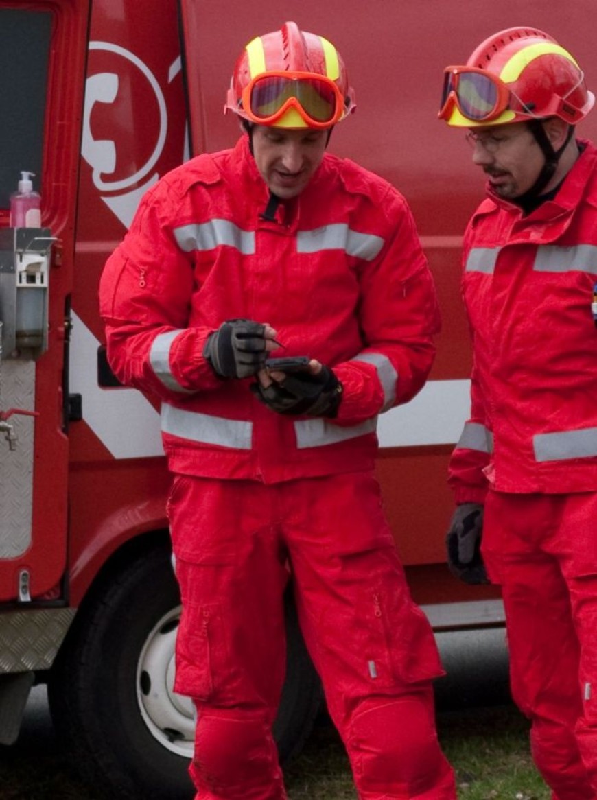 2 Feuerwehrmänner mit Handy im Einsatz