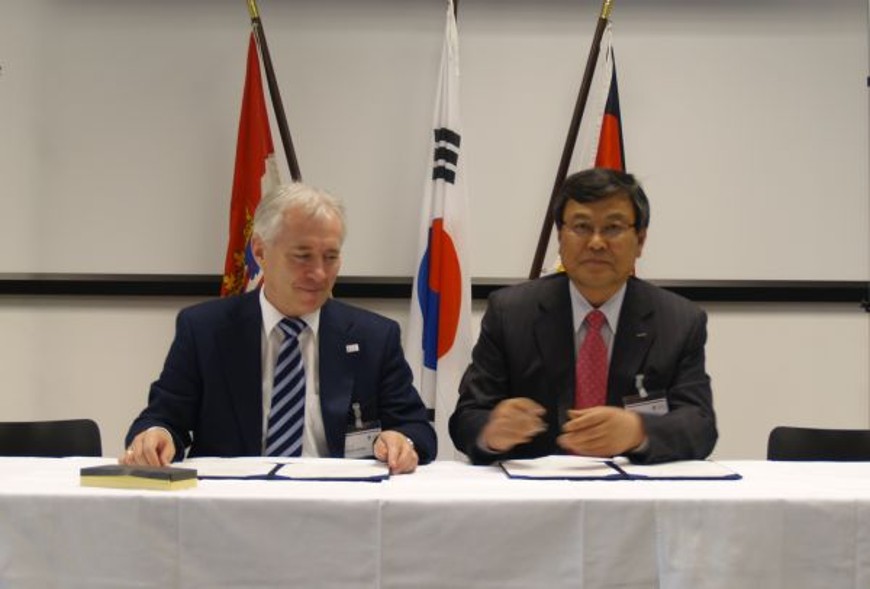 Vizepräsident Anderl und Dr. Mun Kee Choi unterzeichnen das Memorandum