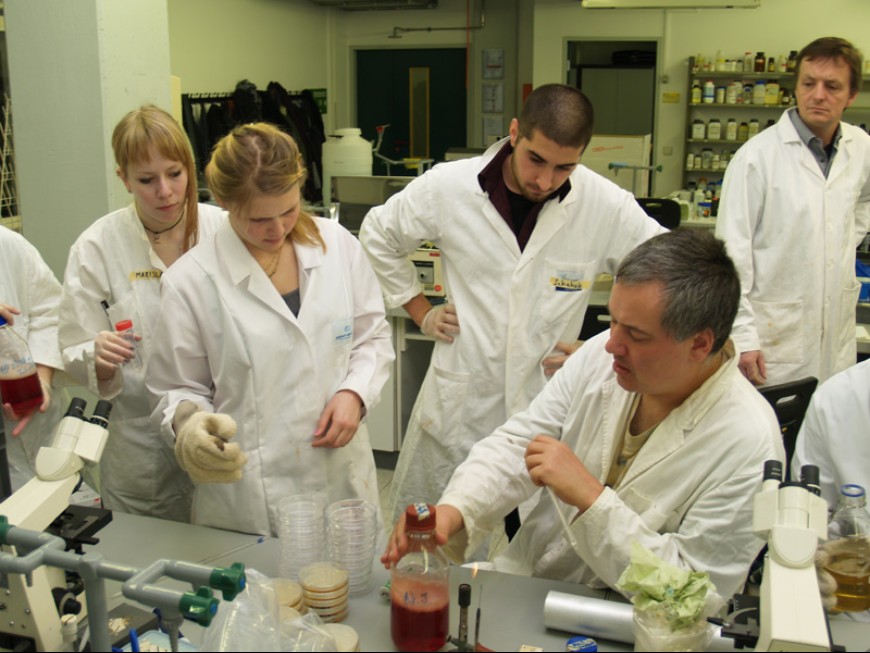 Hessisches Landesseminar der Internationalen Biologieolympiade: Dr. Arnulf Kletzin von der TU Darmstadt erklärt den Seminarteilnehmern das Anreichern von Bakterien (v.l.n.r.: Marissa Thonius, Alexandra Schnell, Schahab Moaeri, ganz rechts: Richard Kanpp, Landesbeauftragter für die Internationale Biologieolympiade).