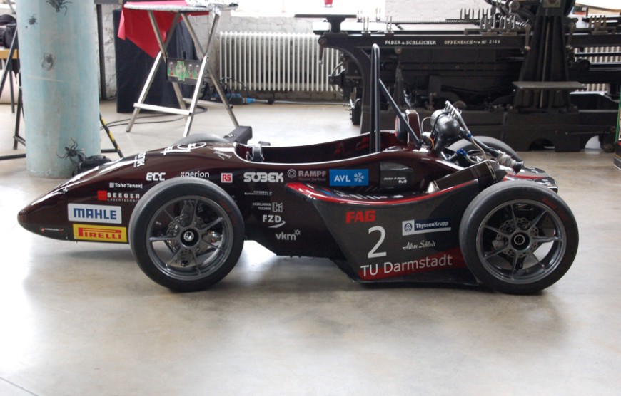Das TU Darmstadt Racing Team e.V. (DART Racing) hat für die kommende Saison der „Formula Student“ einen neuen Rennwagen entwickelt und stellt ihn am 20. Juni 2011 erstmals der Öffentlichkeit vor. Mit dem zeta2011 genannten Boliden wollen die Studierenden an die Erfolge der vergangenen Saison anknüpfen, in der DART Racing den achten Platz in der Gesamtwertung von weltweit über 450 Teams erreicht hatte. Bild: DART