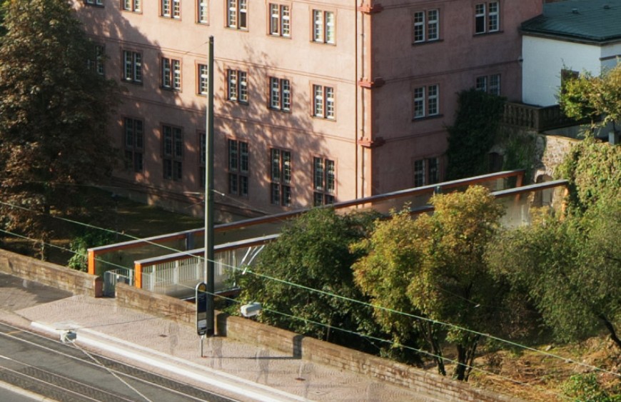 Schlossgrabenbrücke, Ostseite des Darmstädter Resienzschlosses. Die Idee einer „Schlossgrabenbrücke“ basiert auf einem Vorschlag des ehemaligen Präsidenten der TU Darmstadt, Herrn Prof. Dr.-Ing. Wörner in Kooperation mit der Darmstädter Traditionsfirma Röhm GmbH aus Holz und PLEXIGLAS® ein ca. 30 m überspannendes Brückentragwerk erstmals zu realisieren. Die Brücke wurde im Oktober 2007 eingeweiht und nach Abschluss des Projektes Ende Juli 2010 wieder entfernt. Bild: Thomas Ott / TU Darmstadt