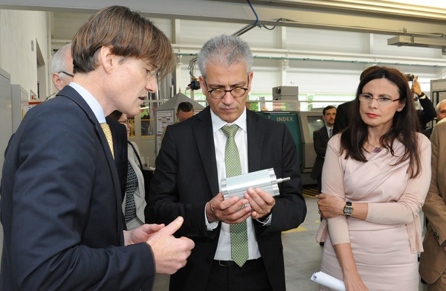 Der hessische Wirtschaftsminister Tarek Al-Wazir (m.) mit Prof. Joachim Metternich (li.) und TU-Vizepräsidentin Prof. Mira Mezini. Bild: Claus Völker