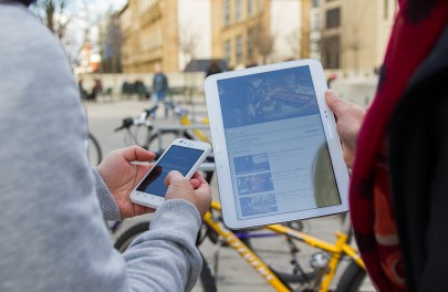 Zwei User mit einem Smartphone und einem Tablet. Bild: Paul Glogowski