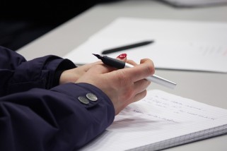 Hände halten einen Stift. Copyright: Paul Glogowski