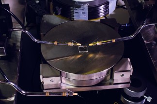 Eine Maschine druckt Materialien für Elektronikkomponenten. Bild: Katrin Binner