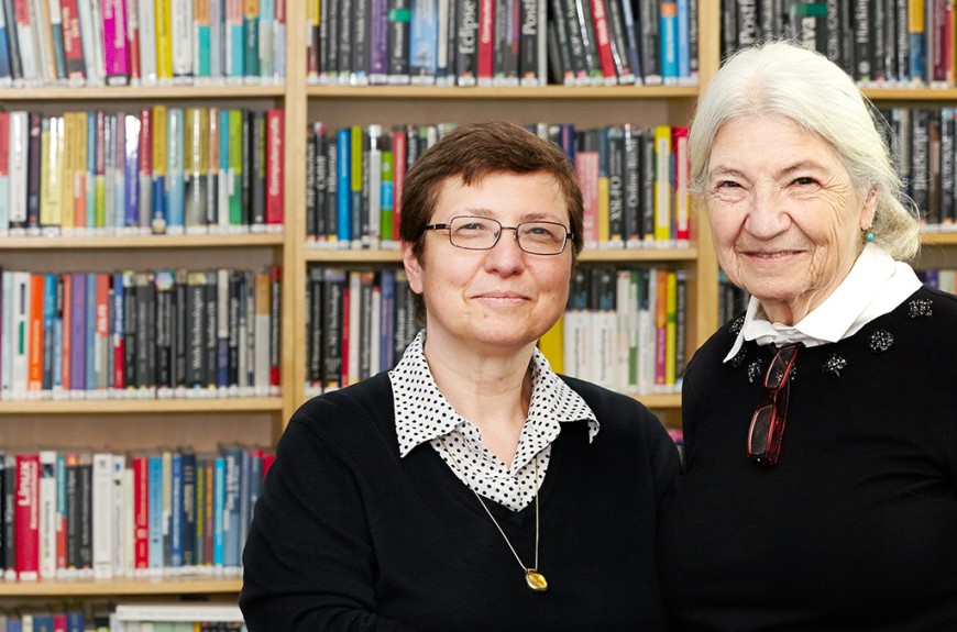Klara Nahrstedt und Ruzena Bajcsy schauen vor einer Bücherwand in die Kamera. Bild: Sandra Junker
