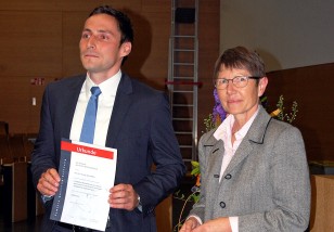 Promotionspreis der Familie Bottling-Stiftung verliehen: Preisträger Dr. Nicolai Tonio Wörz und Stifterin Nicole Hörig. Bild: Dr. Sabine Minol