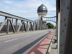 Durch das Verfahren des Feuerverzinkens lassen sich Stahlbrücken vor Korrosion schützen. Bild: Patrick Bal