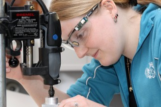 Preisgekrönte Schutzbrille: Die Brille erinnert ihren Träger an die ordnungsgemäße Nutzung: Bild: Carsten Neupert / EMK