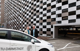 Kanzler Dr. Manfred Efinger und Oberbürgermeister Jochen Partsch eröffnen das neue Parkhaus auf dem Campus Lichtwiese. Bild: Sandra Junker