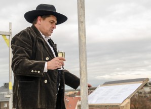 Roland Hödl von der C. Dupré Bau GmbH & Co. KG hält den Richtspruch. Bild: Patrick Bal