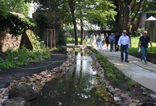 Blick in den neu gestalteten Teil des Schlossgrabens. Bild: Claus Völker