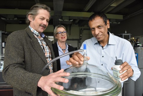 Prof. Dr. Hussain Al-Towaie (rechts) forscht die kommenden zwei Jahre gemeinsam mit Prof. Wilhelm J.F. Urban (links) am Fachgebiet Wasserversorgung und Grundwasserschutz; in der Mitte: Ulrike Buntenbruch vom Welcome Centre am Dezernat Internationales. Bild: Claus Völker