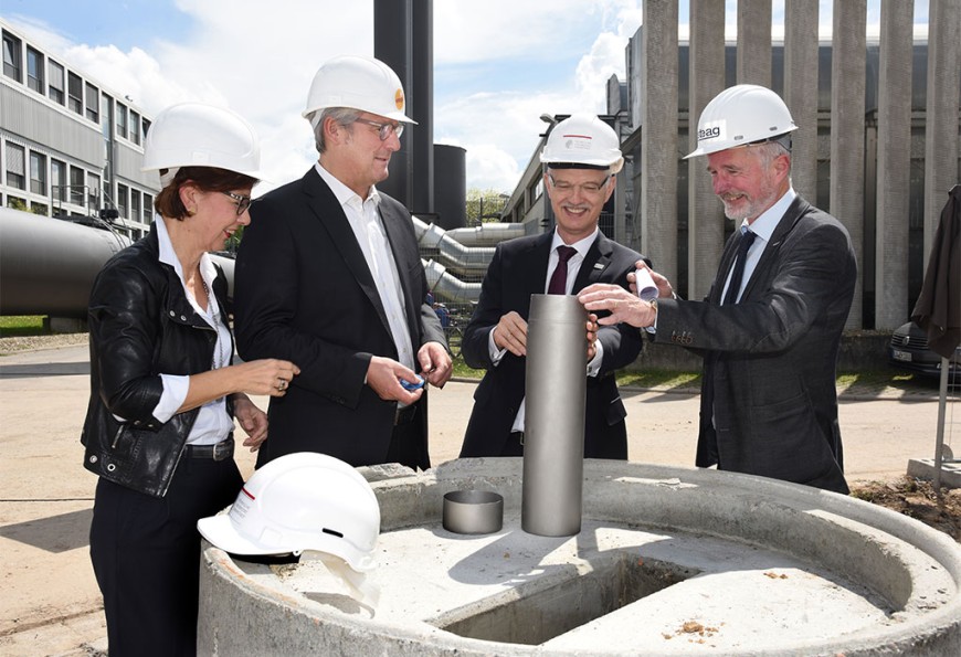 Beim Versenken einer Zeitkapsel: Dr. Marie-Luise Wolff-Hertwig, Vorsitzende des Vorstandes der ENTEGA AG, Oberbürgermeister Jochen Partsch, TU-Präsident Professor Hans Jürgen Prömel und Thomas Billotet, Mitglied der Geschäftsführung der STEAG New Energies GmbH (v.li.). Bild: Claus Völker