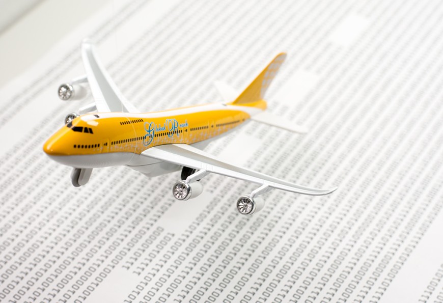 Symbolbild: Ein Modelflugzeug startet vor einem Hintergrund aus Einsen und Nullen. Bild: Patrick Bal