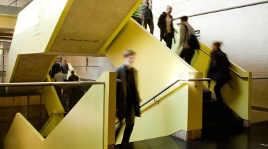 Studieren laufen Treppen hoch.