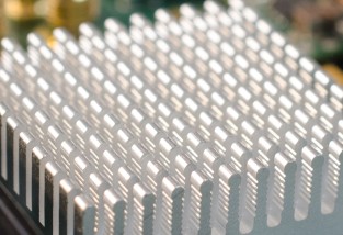 Nahaufnahme eines Kühlkörpers auf einer Computer-Platine. Bild: Patrick Bal