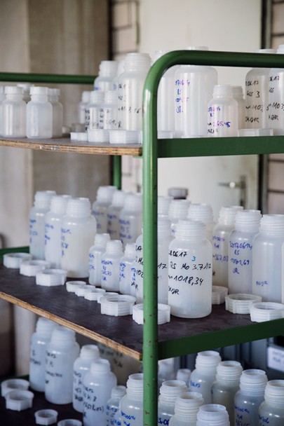 Labor am Fachgebiet Abwasserwirtschaft: Probenflaschen für Abwasser und Schlammproben. Bild: Katrin Binner