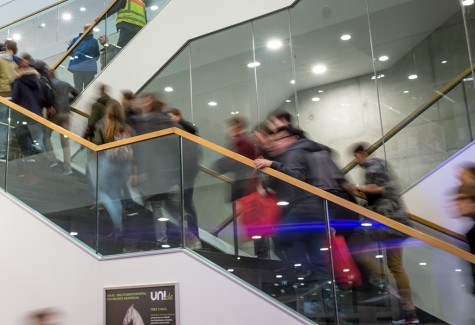 Studierende laufen eine Treppe hoch. Bild: Gregor Rynkowski