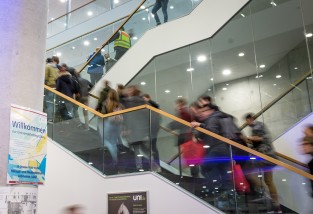Studierende laufen eine Treppe im Hörsaal- und Medienzentrum hoch. Bild: Gregor Rynkowski