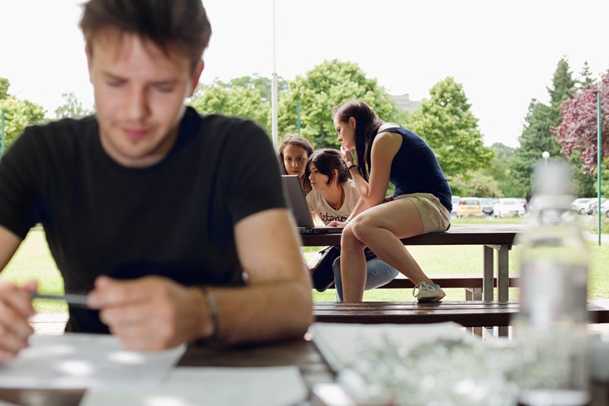 Studierenden auf dem Campus Lichtwiese. Bild: Katrin Binner