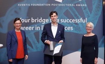 Preisträger Professor Dominik Niopek mit TU-Präsidentin Professorin Tanja Brühl (rechts) und Professorin Barbara Albert (links), TU-Vizepräsidentin für Forschung und wissenschaftlichen Nachwuchs, bei der Preisverleihung des Life Sciences Bridge Award 2020.