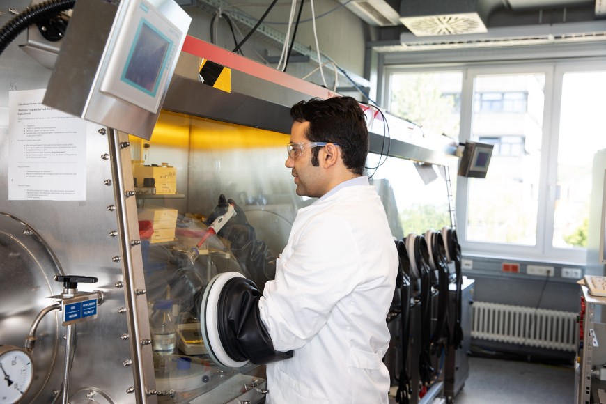 Prof. Dr. Michael Saliba (Fachbereich Material- und Geowissenschaften) bei Laborarbeiten.