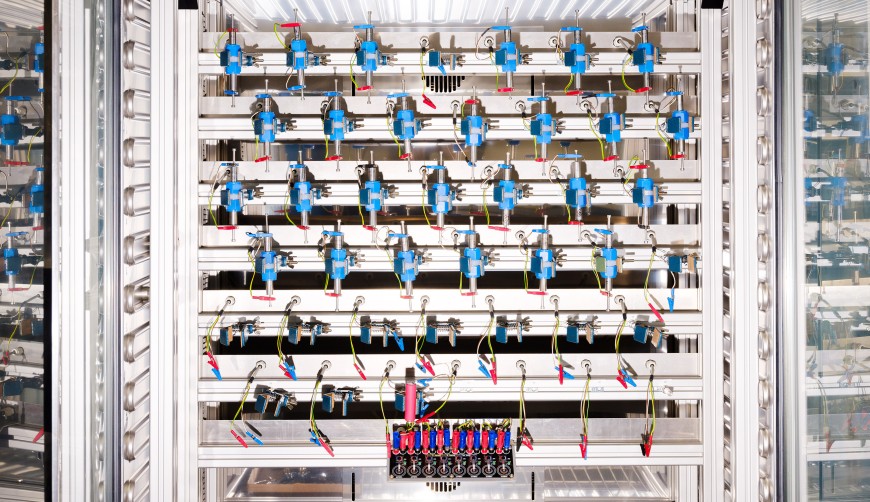 Klimatisierte Teststation für elektrochemische Untersuchungen: Die Elektroden in den blauen Zellen bestehen aus neuartigen Batteriematerialien.