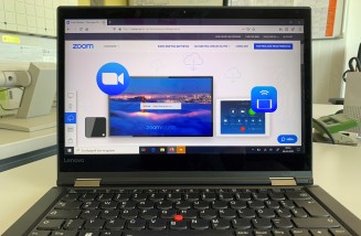 Laptop mit geöffneter ZOOM-Webseite