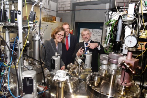 Die Referentin des HMWK, Maya I.S. Gradenwitz, besucht die Labore des LOEWE-Schwerpunkts FLAME.