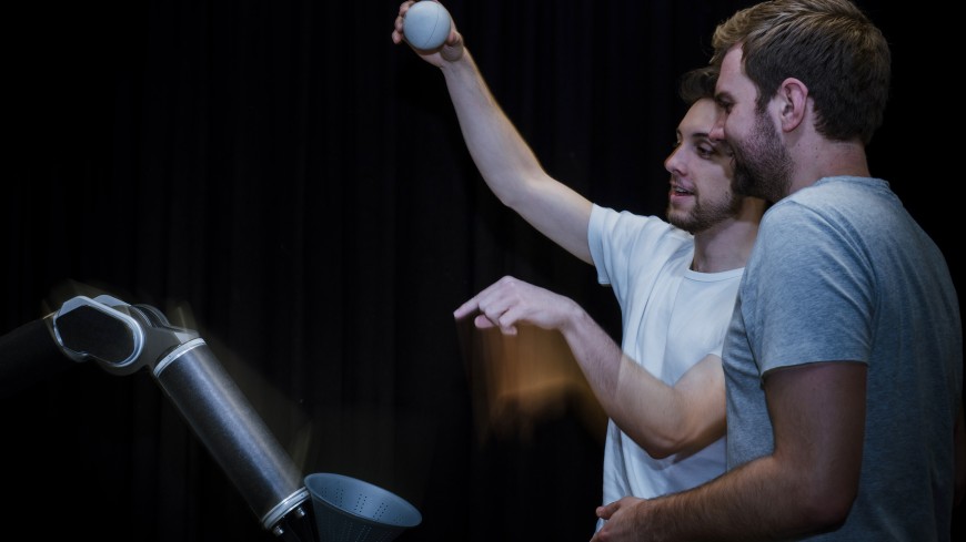 Kai Ploeger (links) und Michael Lutter im Robotiklabor der Intelligent Autonomous Systems Group.